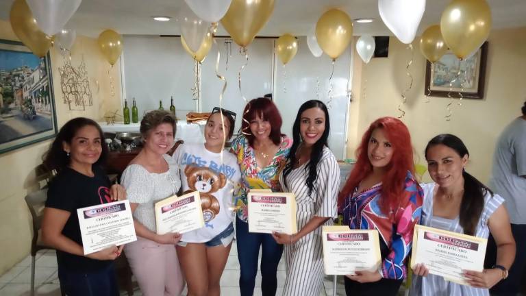 Celina Tirado realizó la entrega de las constancias de aprobación satisfactoria del curso.