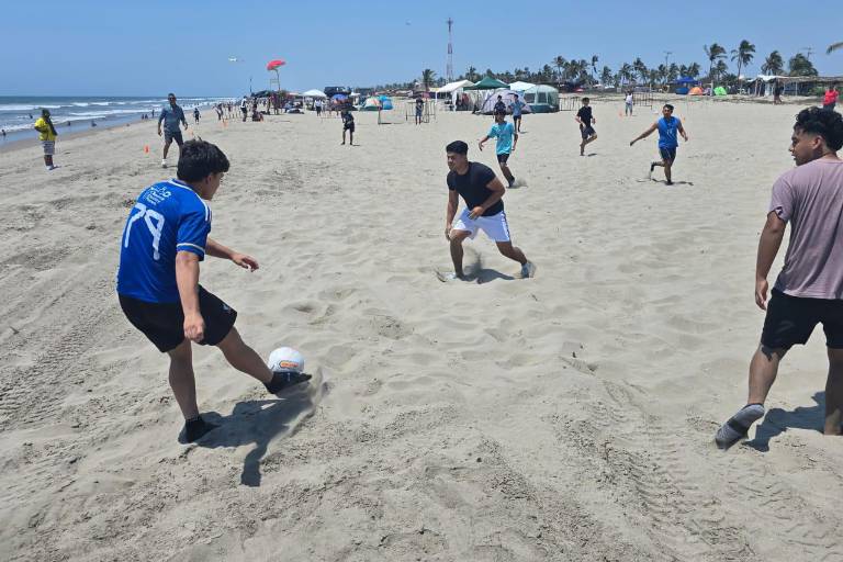Dirección de Deportes realiza actividades en playa El Caimanero, en Rosario