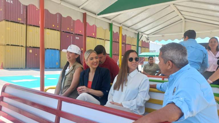 Autoridades municipales y de Turismo acuden al puerto de Mazatlán a recibir al crucero de lujo Europa 2.