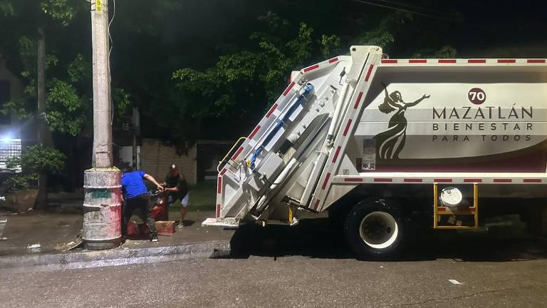 Personal del Gobierno de Mazatlán retira la basura que arrastró la lluvia.