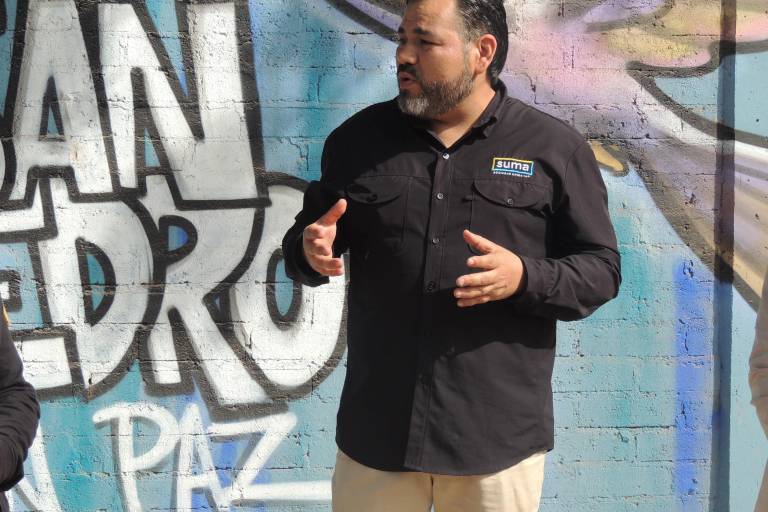 Develan alumnos colorido mural, con el que hacen un llamado a la paz