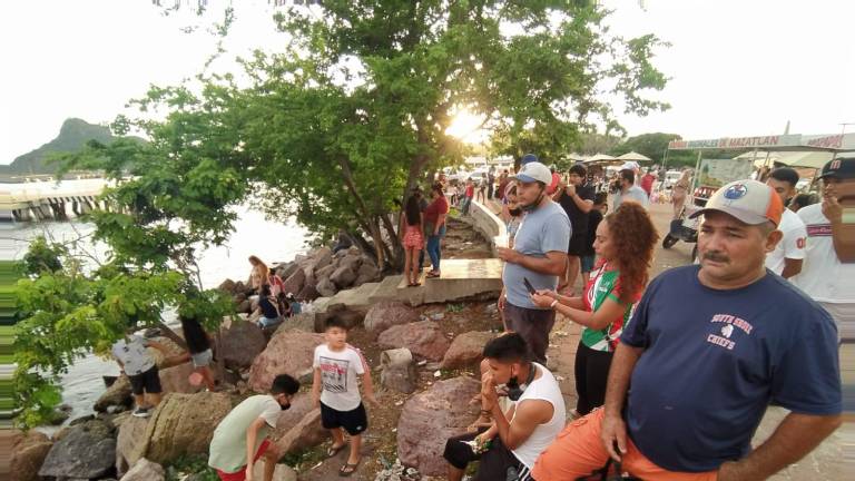 Los familiares los despidieron desde La Puntilla, un sitio que les permite estar más cerca de ellos, desde donde se alcanzan a ver los buques y hasta a los pescadores a quienes decían adiós con la mano.