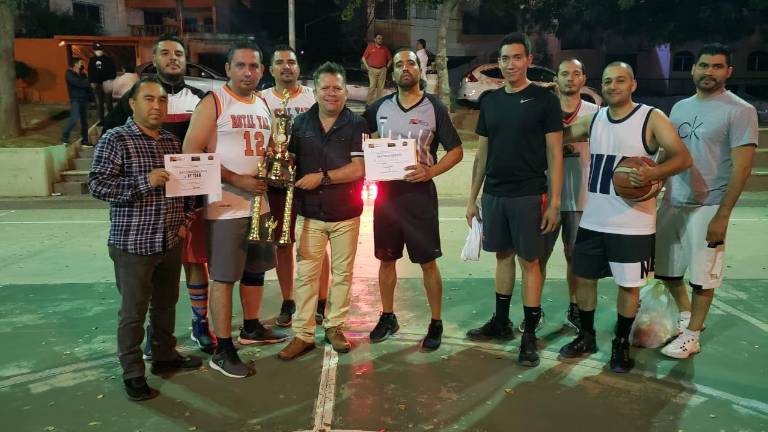 Carlos Lara entrega los trofeos correspondientes a los ganadores.