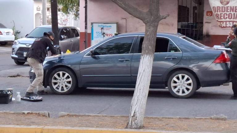 El vehículo se encontraba estacionado sin ocupantes y con signos de haber sido abandonado en el lugar.