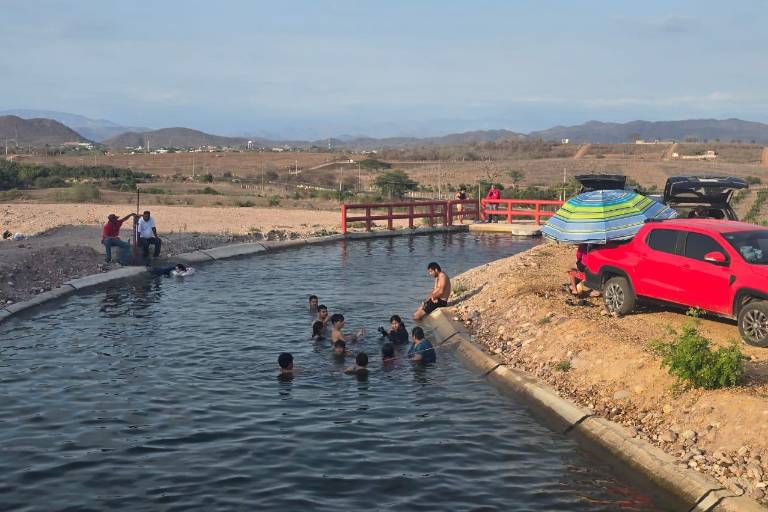 Convierten vecinos en balneario parte del canal de la presa Santa María