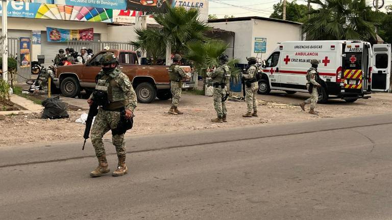 Elementos de seguridad y paramédicos atendieron la emergencia tras el ataque armado en Culiacán.