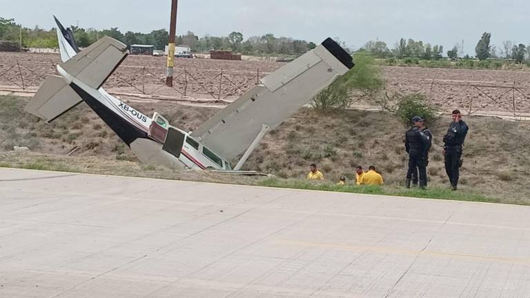 Una avioneta se desplomó este lunes al despegar en la pista La Luna, en Navolato.