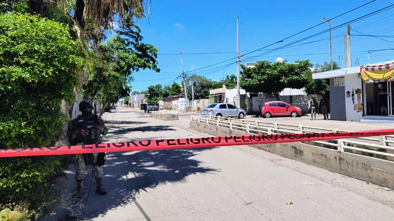 El vehículo en el que viajaban las víctimas recibió múltiples impactos de bala.