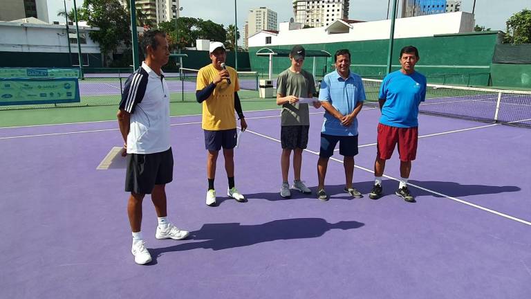 Eduardo Orozco campeón (amarillo) y Juan Pablo Valdez (verde), junto a los organizadores de este torneo.