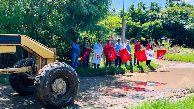 Trabajos de nivelación de calles en Teacapán.