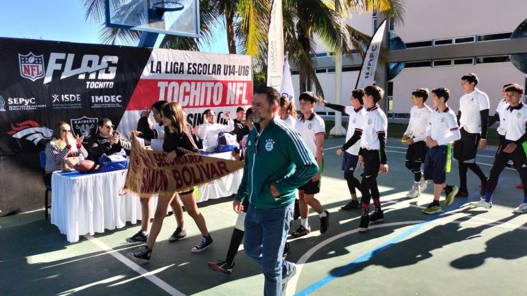 El torneo cuenta con la participación de 30 equipos en dos categorías.