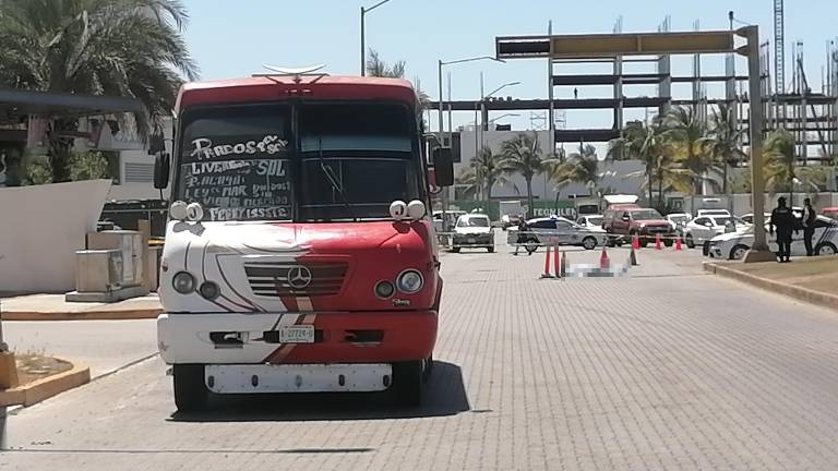 El camión rojo arrolló a la mujer frente a una plaza comercial de Marina Mazatlán.
