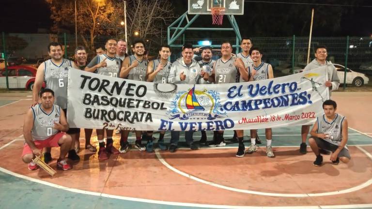 Restaurante El Velero festeja su campeonato.