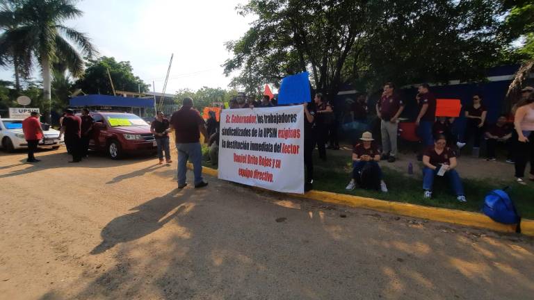Integrantes del Stase protestan contra el Rector de la UPSIN en Mazatlán ante supuestos abusos contra los trabajadores.