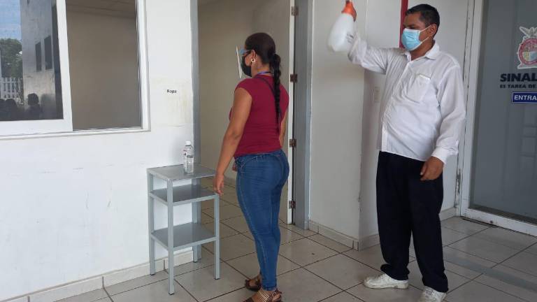 Las personas se encargan de desinfectar el lugar.