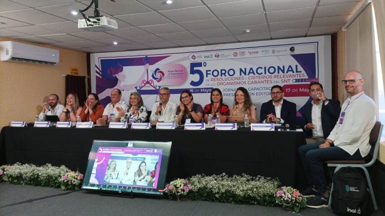 Comisionados del INAI de diversas entidades comparten espacio en el Quinto Foro Nacional de Resoluciones y Criterios Relevantes de los Organismos Garantes del Sistema Nacional de Transparencia.