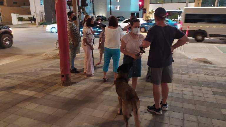 Vecinos de colonias y fraccionamientos aledaños a la Zona Dorada se reúnen para manifestarse en contra de la instalación de este tipo de pasos peatonales elevados.