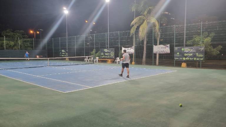 La cancha del Kilómetro Cero alberga el Torneo de Tenis Escalera.