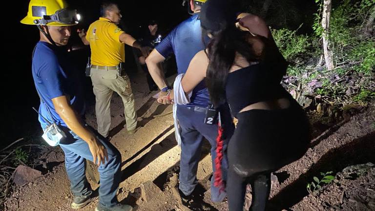 Elementos de Bomberos de Culiacán ayudan a bajar a senderistas del Cerro del Hípico.