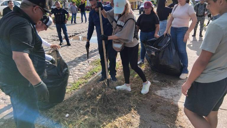 Voluntarios y autoridades municipales, como la Alcaldesa Estrella Palacios, se sumaron a la jornada de limpieza en diversos sectores de Mazatlán.
