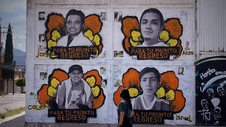 Una mujer observa el memorial creado para el pronto regreso de Alan Michel Martínez Vargas, Calep Adonai Maldonado Moncivais, Jorge Rodríguez Ortiz e Israel Andrade Hernández, desaparecidos el 26 de julio de 2021.