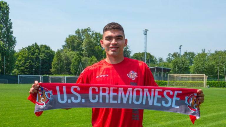 Johan Vásquez es presentado por el Cremonese.