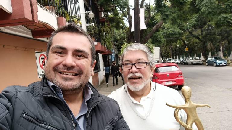 Alejandro Román con su Premio Emilio Carballido.