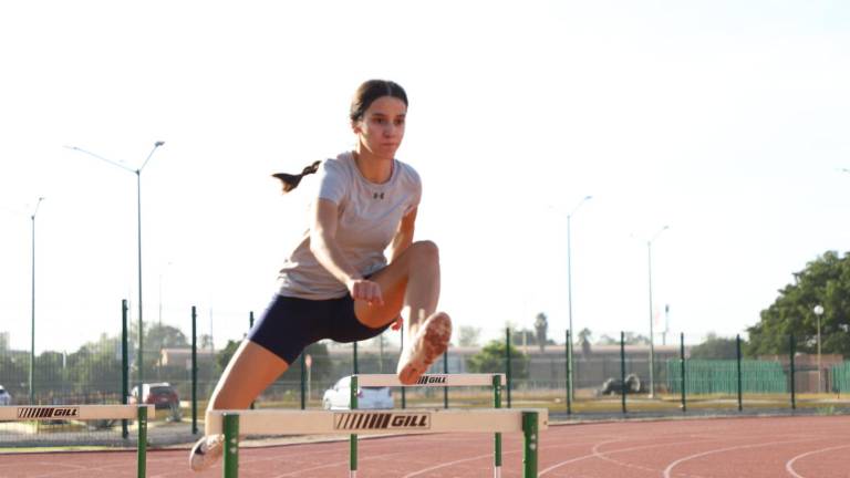 Los atletas aprovechan la reapertura de la pista para entrenar con todo.