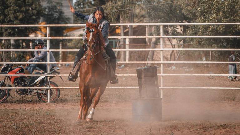 La Cabalgata de la Amistad en Isla del Bosque, Escuinapa, busca mantener la tradición charra y fomentar la convivencia familiar.