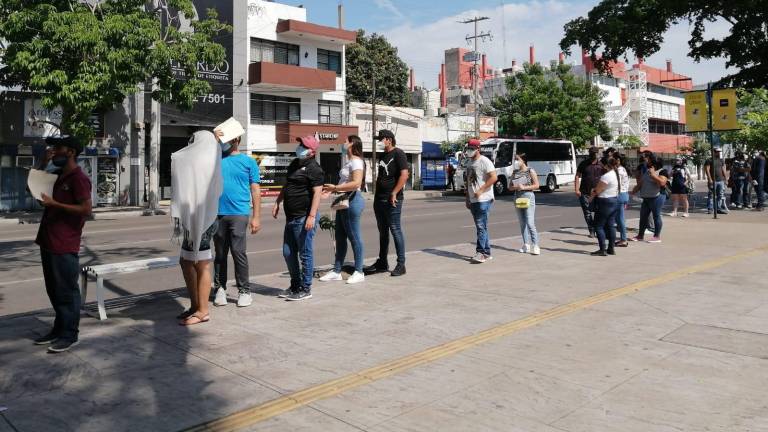 Aunque está avanzando, los jóvenes hacen una larga fila para ser vacunados en Polideportivo Juan S. Millán.