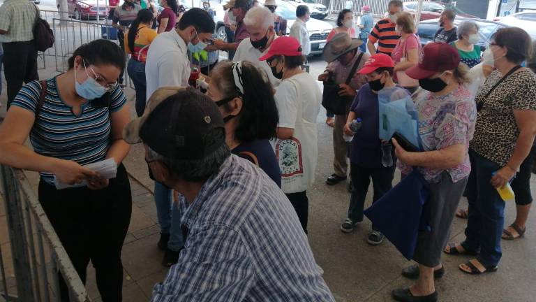 Adultos mayores de la colonia Rosario Uzárraga acudieron al centro de aplicación pero se les regresó debido a que de acuerdo a la fecha de aplicación de su primera dosis, no les correspondía este martes.