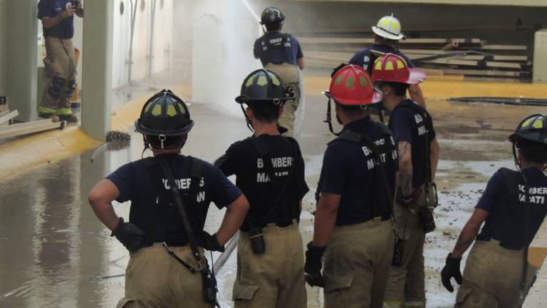 Personal de Bomberos de Mazatlán recibirán capacitación para atender emergencias en estructuras verticales.