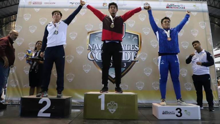 Roberto Cruz sube a lo más alto del podio.