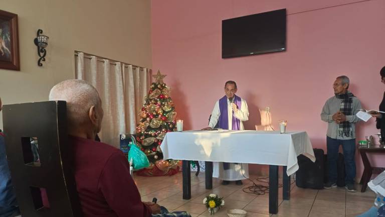 Los jóvenes de la tercera edad fueron apapachados con gran cariño y recibieron obsequios de parte de las personas que visitaron la Casa del Adulto Mayor.