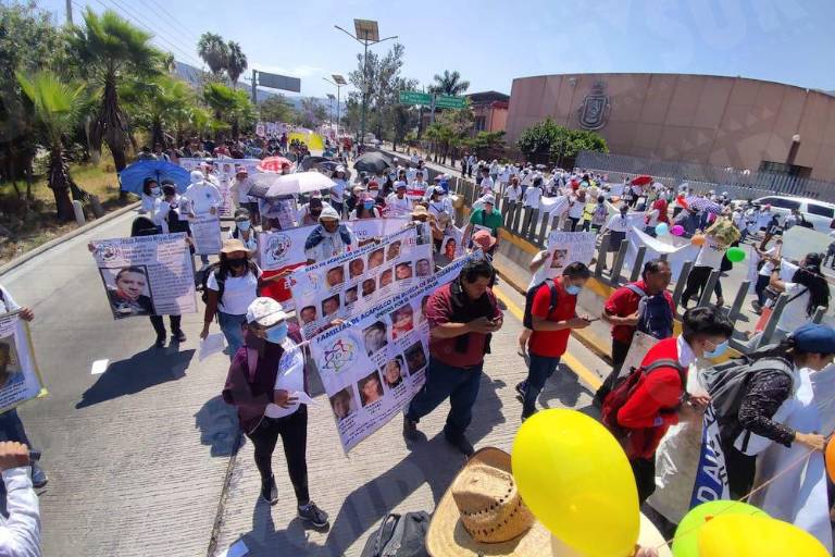 Sedena espía a familiares de los 43 normalistas de Ayotzinapa