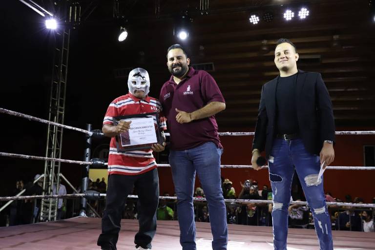 Entregan reconocimiento a El Delfín, leyenda de la lucha libre de Culiacán