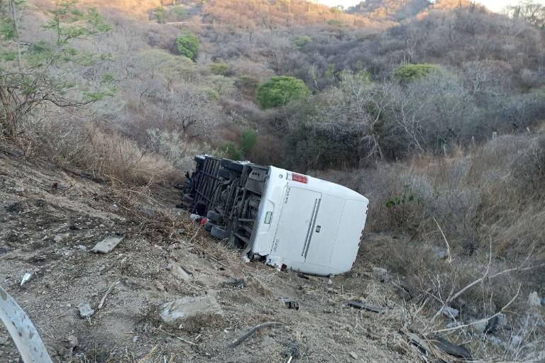 Cae a barranco autobús con equipo infantil de futbol; iba a Mazatlán