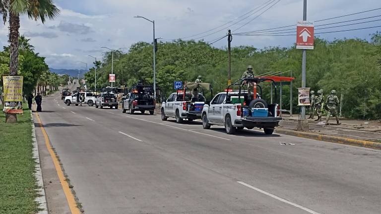 Dos vehículos particulares fueron impactados por una patrulla militar que participaba en una persecución en el sector de Los Ángeles, en Culiacán.