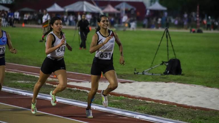 Mireya Cristina Reyes gana con tiempo de 2:14.58.