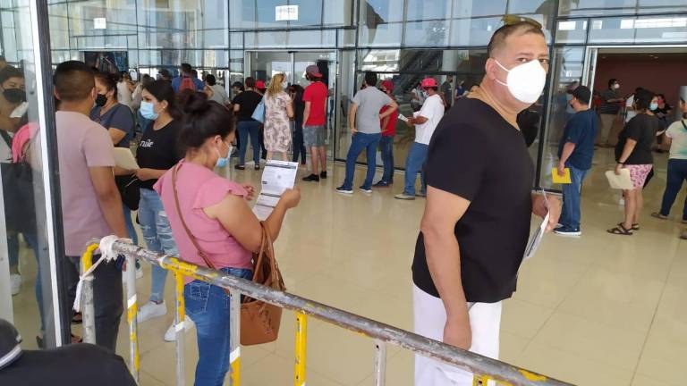 En el Centro de Convenciones se aplican segundas dosis a personas de 40 a 49 años y primeras a rezagados.