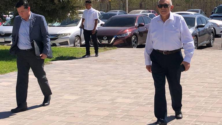 El ex Alcalde de Mazatlán Luis Guillermo “El Químico” Benítez llega a la audiencia en Culiacán.