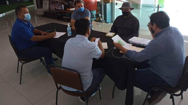 Miembros del Salón de la Fama al Mérito Deportivo Culiacán 2021 se reúnen para preparar la ceremonia de entronización.