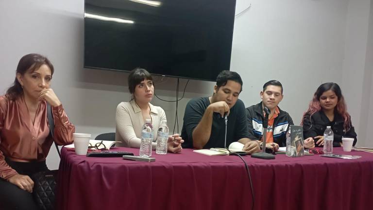 Los autores durante la presentación de la antología.