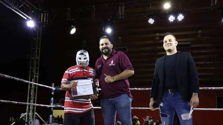 El Delfín recibió un reconocimiento por su trayectoria y legado dentro de la lucha libre de Culiacán.
