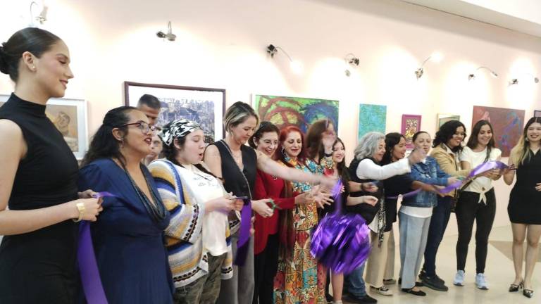 El Colectivo de Mujeres Artistas cortan el listón inaugural de la Exposición “Alma y Arte”, en La Gran Plaza.