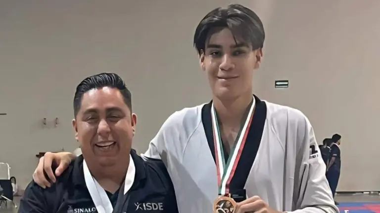 Álvaro Chávez Ontiveros muestra su medalla de bronce lograda en el Quinto Festival Mexicano de Taekwondo