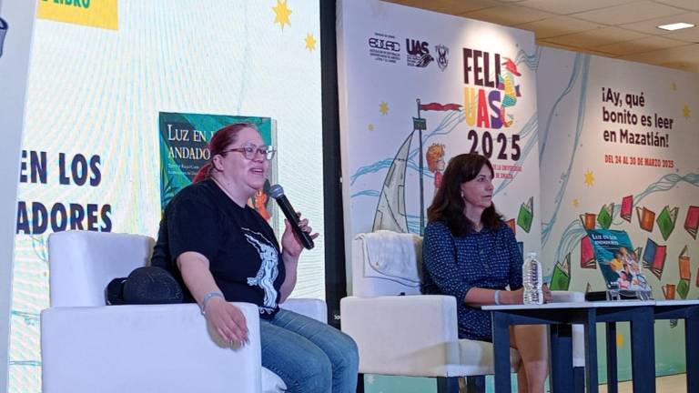 Raquel Castro, escritora, periodista y promotora cultural, presentó este libro “Luz en los andadores” de la Colección Árbol del INE, en la FeliUAS 2025.
