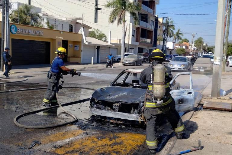 Incendian vehículo frente a un centro de rehabilitación de Culiacán