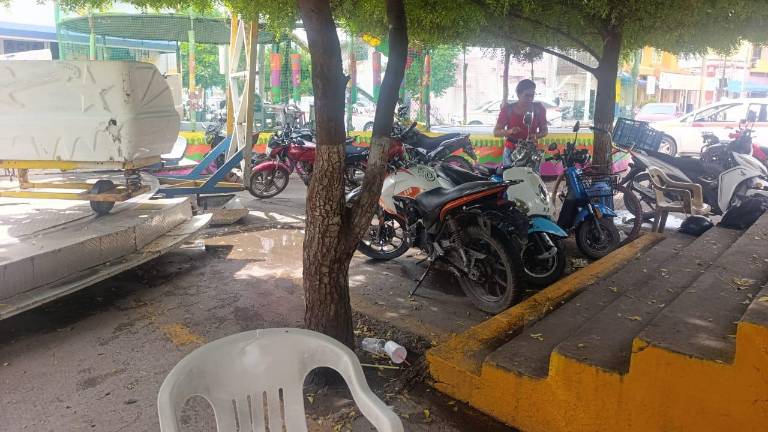 Obstrucción de calle Gabriel Leyva en Escuinapa afecta a locatarios y taxistas, aseguran