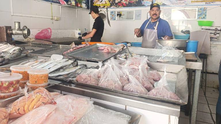 Comerciantes informan que se tiene filete de tilapia, sierra, mojarra, machaca de lisa ahumada, pero se tiene poco producto.